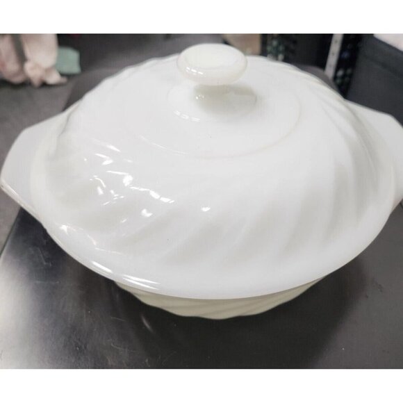 VTG Anchor Hocking Fire King Milk Glass 1.5 qt Lidded Casserole Dish Ovenware - Picture 1 of 9